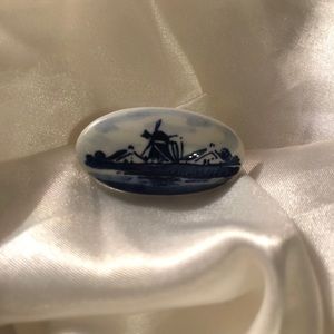 VTG Delft porcelain pin